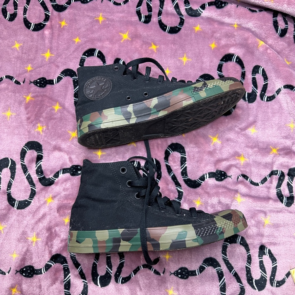 Black/camo Converse
